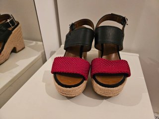 Cuñas Bimba y Lola negras y rojas