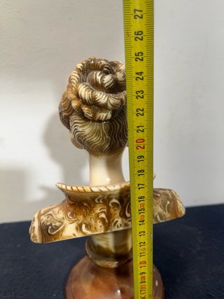 Busto de mujer vintage con peana