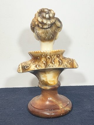 Busto de mujer vintage con peana