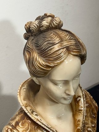 Busto de mujer vintage con peana