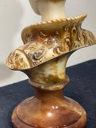 Busto de mujer vintage con peana
