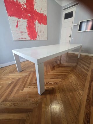 Mesa grande blanca para reuniones o comedor