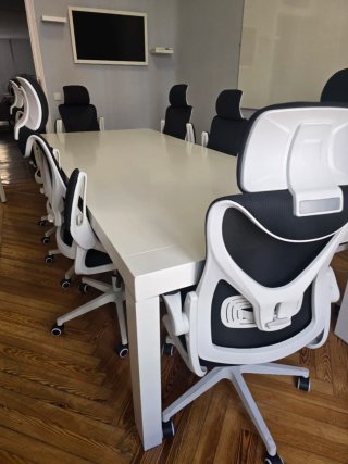 Mesa grande blanca para reuniones o comedor