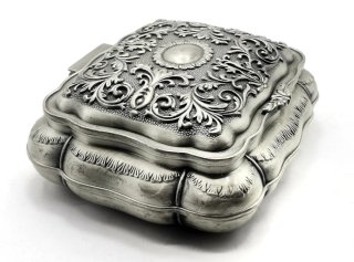 Cofre metálico antiguo bonitos motivos decorativos