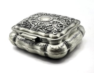 Cofre metálico antiguo bonitos motivos decorativos