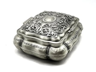 Cofre metálico antiguo bonitos motivos decorativos