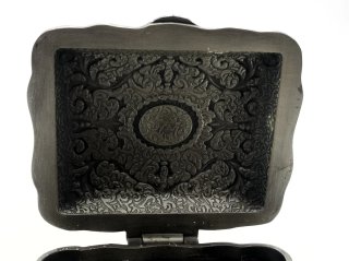 Cofre metálico antiguo bonitos motivos decorativos