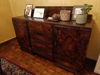 Cómoda de madera oscura