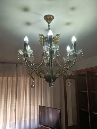 Lámpara de techo dorada con cristales