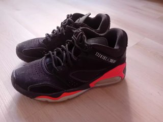 Zapatillas Jordan Negras y Rojas