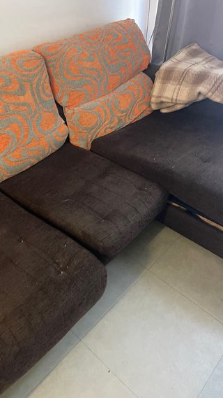 Sofá Chaise Longue Marrón y Naranja.