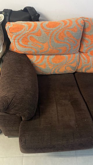 Sofá Chaise Longue Marrón y Naranja.