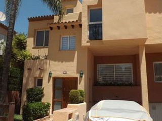 Casa adosada en alquiler en Nueva Andalucía centro en Marbella