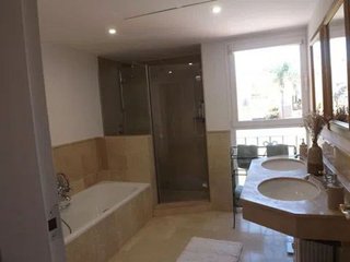 Casa adosada en alquiler en Nueva Andalucía centro en Marbella