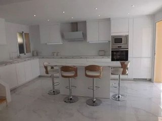 Casa adosada en alquiler en Nueva Andalucía centro en Marbella