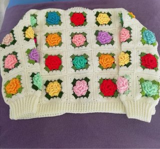 Chaqueta ganchillo granny de rosas