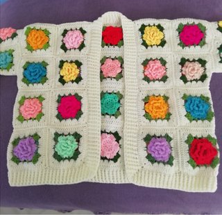Chaqueta ganchillo granny de rosas