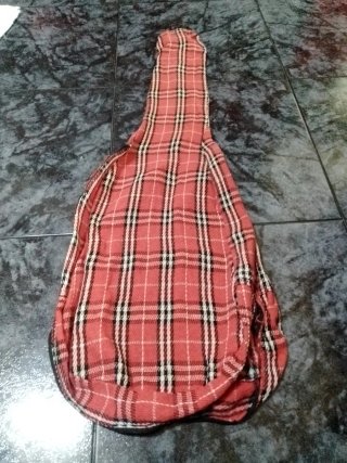 Funda de guitarra a cuadros