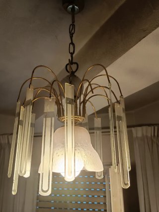 Lámpara colgante dorada y cristal