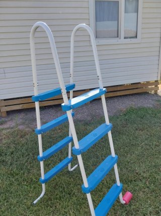Escalera Piscina Azul y Blanca