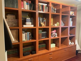 Estantería de madera con puertas
