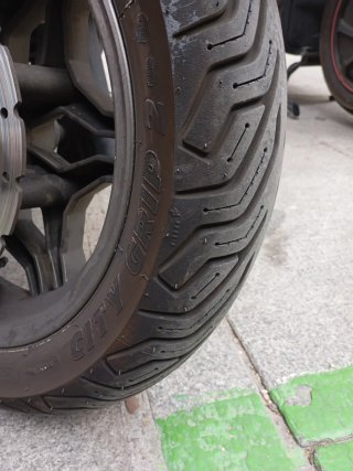 Moto Kymco Grand Dink 300 Gris