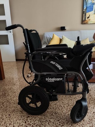 Silla de ruedas eléctrica negra