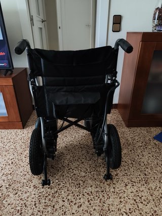 Silla de ruedas eléctrica negra