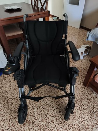 Silla de ruedas eléctrica negra