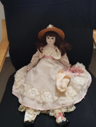 Muñeca antigua de porcelana con sombrero