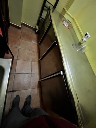 Nevera expositora y estanterías
