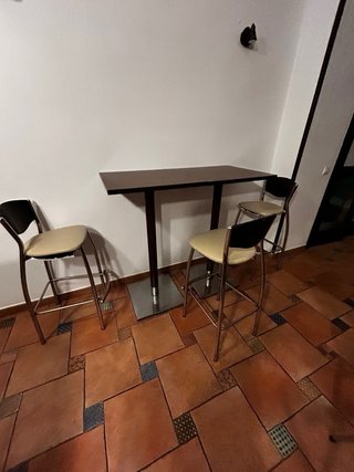Nevera expositora y estanterías