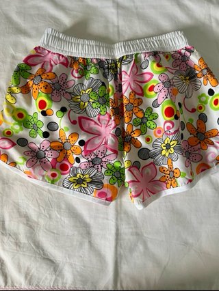 Pantalón corto deportivo estampado floral