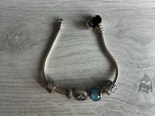 Pulsera Pandora original con charms