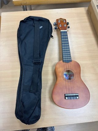 Ukelele soprano en color natural, con estuche