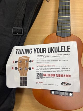Ukelele soprano en color natural, con estuche