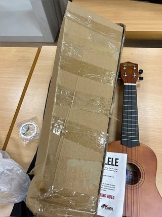 Ukelele soprano en color natural, con estuche