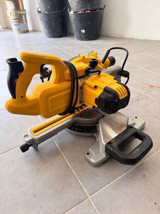 Sierra Ingletadora DEWALT DWS773-QS