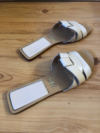 Sandalias ZARA beige piel cruzada planas