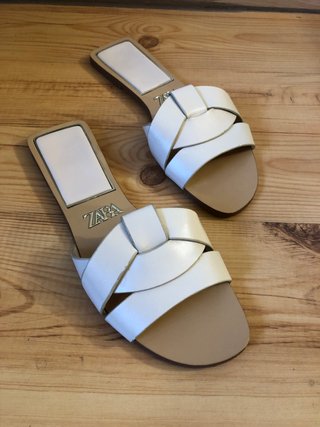 Sandalias ZARA beige piel cruzada planas