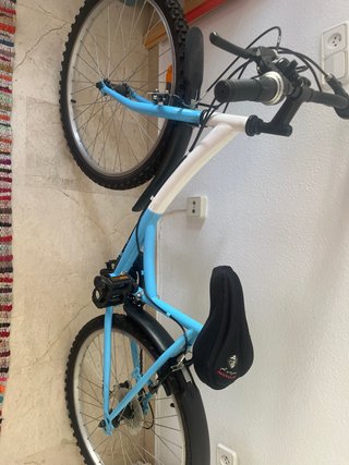 Bicicleta infantil azul y blanca