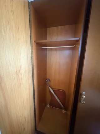 Armario de madera maciza