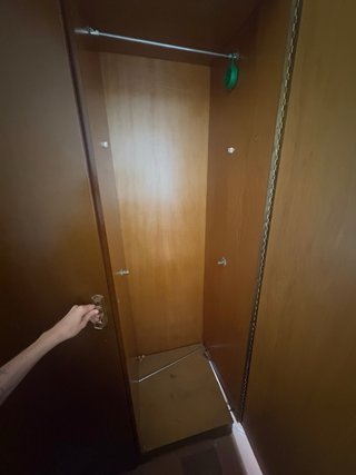 Armario de madera maciza