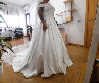 Vestido de Novia AJUSTABLE con Velo Largo