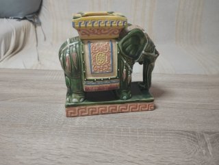 Elefantes de porcelana orientales antiguos