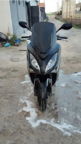 Maxi Scooter Negra Automática