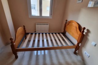 Cama de madera con colchón.