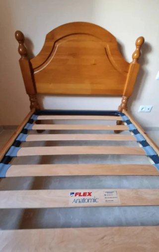 Cama de madera con colchón.