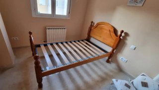 Cama de madera con colchón.