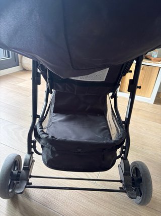 Carrito de bebé gris